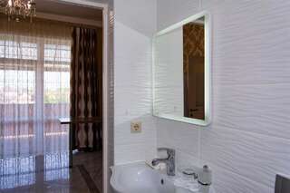 Гостиница Гостевой дом Александр Геленджик Улучшенные двухкомнатные апартаменты-5